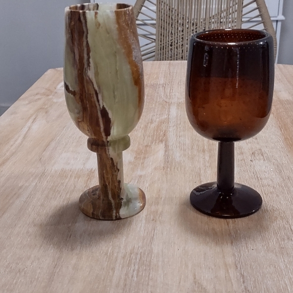 VINTAGE SET OF 2 MIX MATCH GOBLETS GLASSES BROWN GREEN MARBLE ONYX - Picture 1 of 7